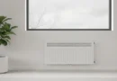 Elektrický konvektor pod oknem