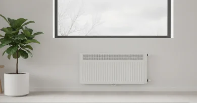 Elektrický konvektor pod oknem